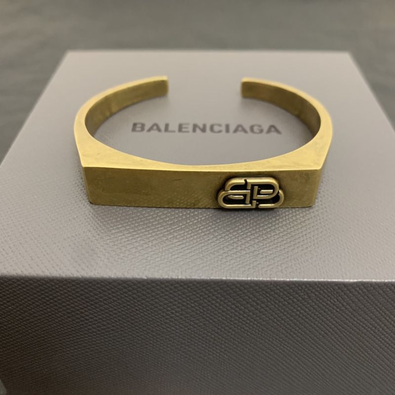 Ba*len*cia*ga  cuff bracelet