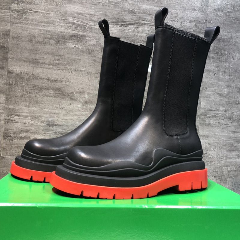 Bo*te*ga ve*ne*ta tire chelsea boot in black and red