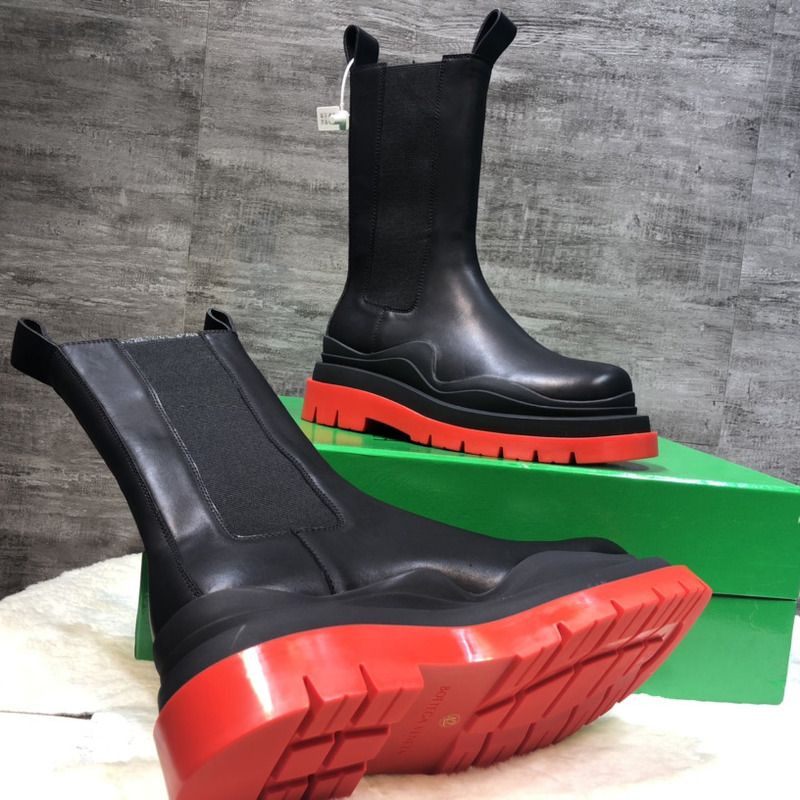 Bo*te*ga ve*ne*ta tire chelsea boot in black and red