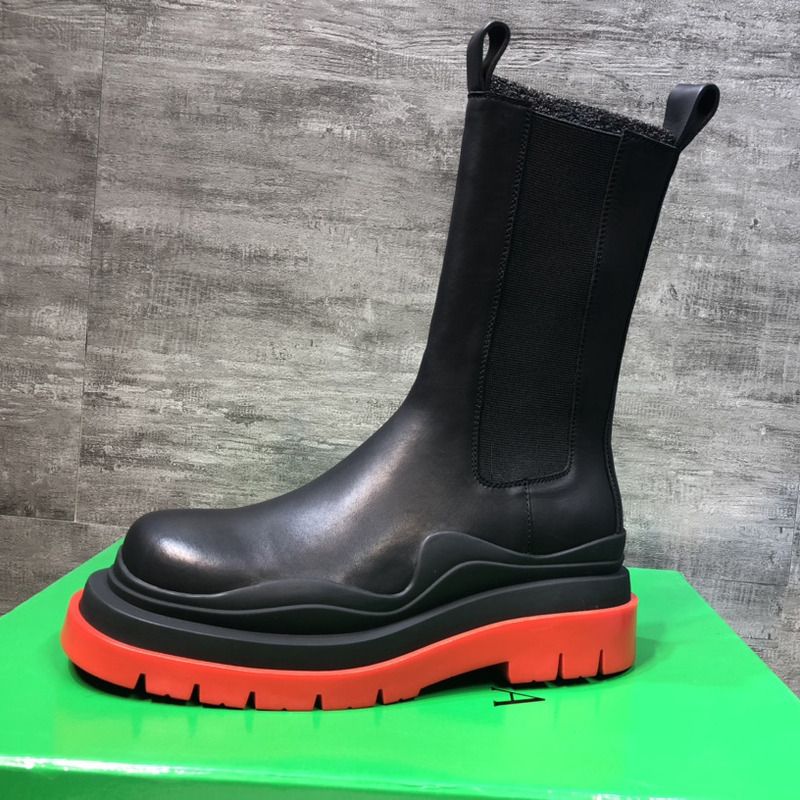 Bo*te*ga ve*ne*ta tire chelsea boot in black and red