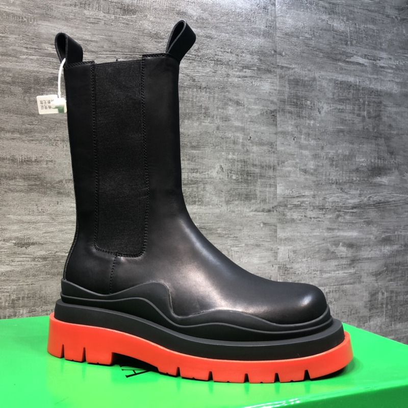 Bo*te*ga ve*ne*ta tire chelsea boot in black and red