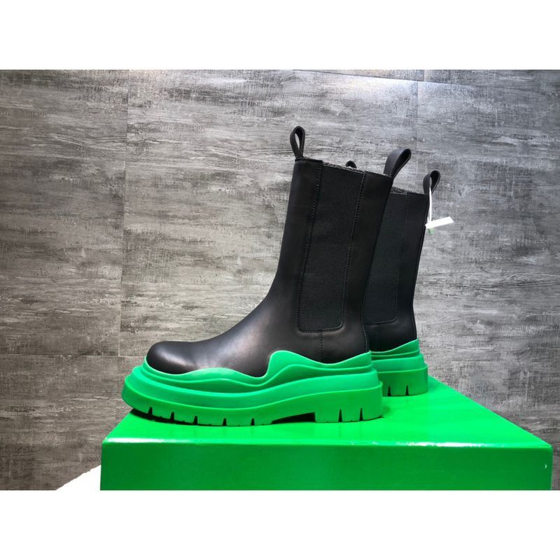 Bo*te*ga ve*ne*ta tire chelsea boot in black and grass