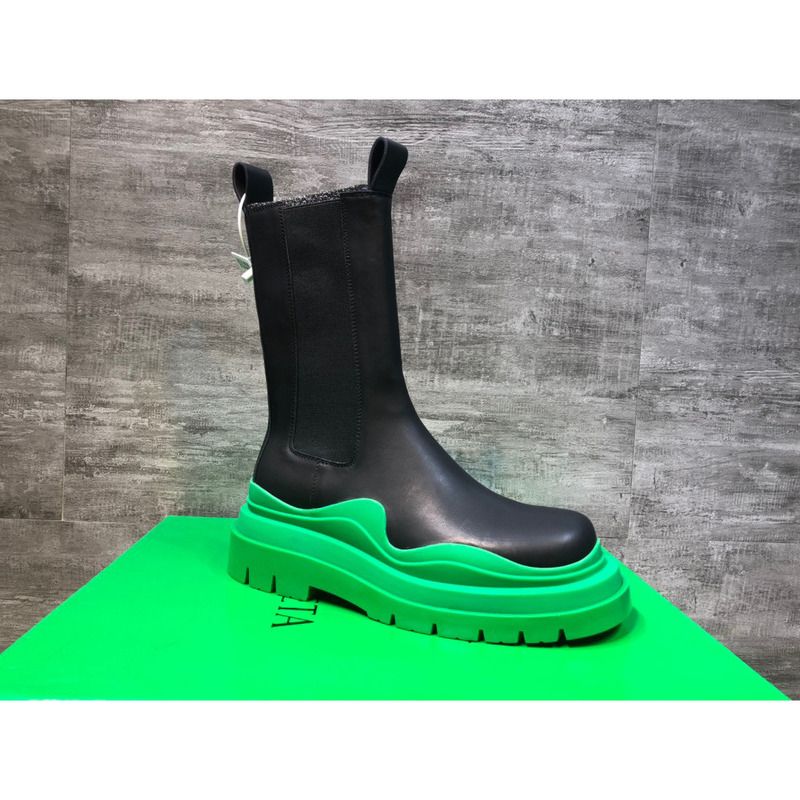 Bo*te*ga ve*ne*ta tire chelsea boot in black and grass