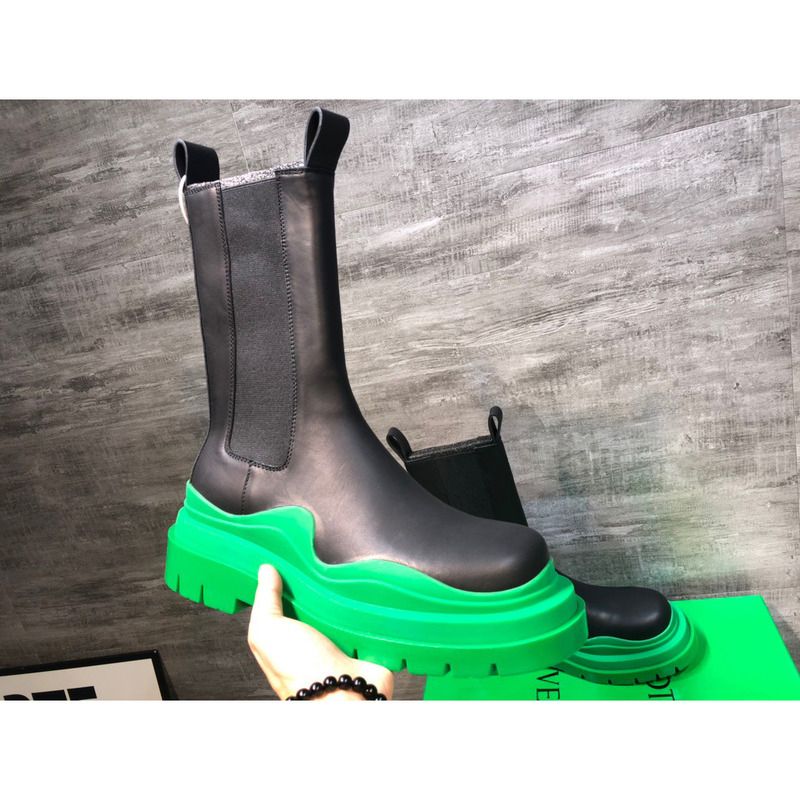 Bo*te*ga ve*ne*ta tire chelsea boot in black and grass