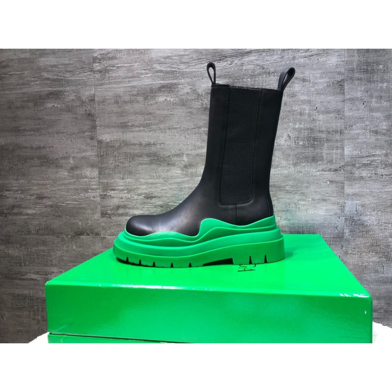 Bo*te*ga ve*ne*ta tire chelsea boot in black and grass