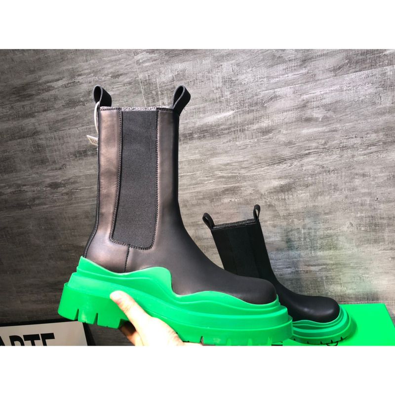 Bo*te*ga ve*ne*ta tire chelsea boot in black and grass