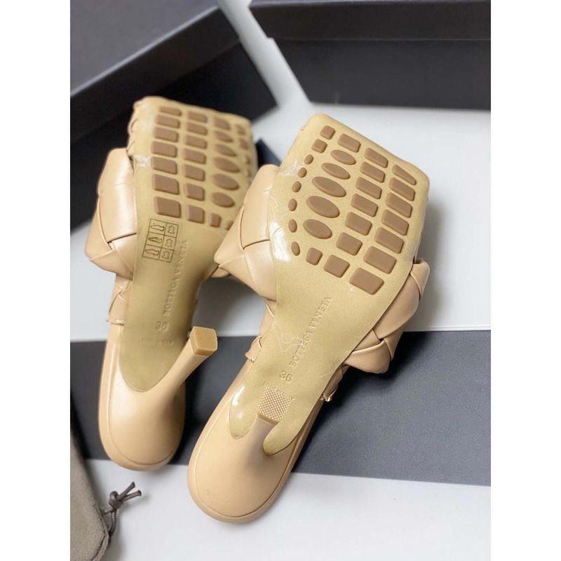 Bo*te*ga ve*ne*ta padded leather sandals