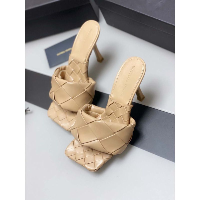 Bo*te*ga ve*ne*ta padded leather sandals