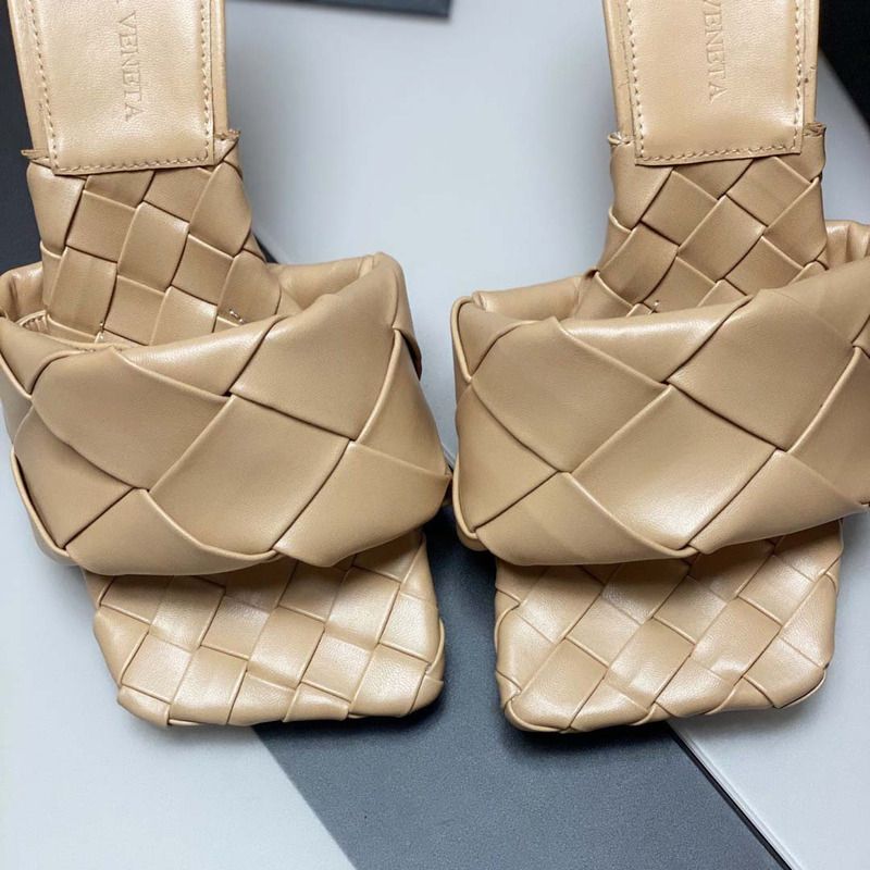 Bo*te*ga ve*ne*ta padded leather sandals