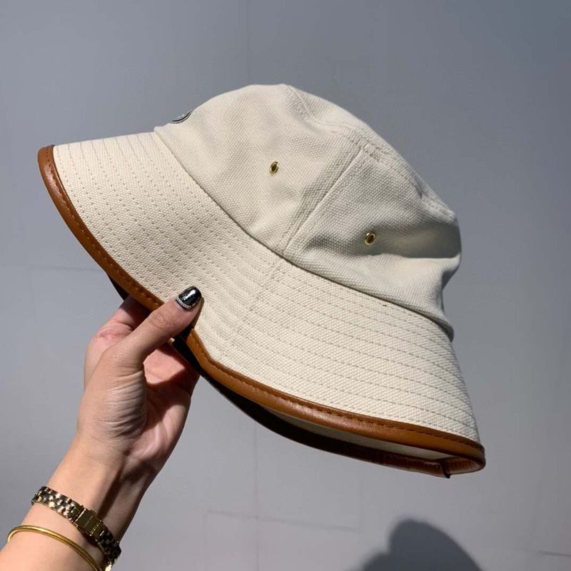 B**rry logo bucket hat