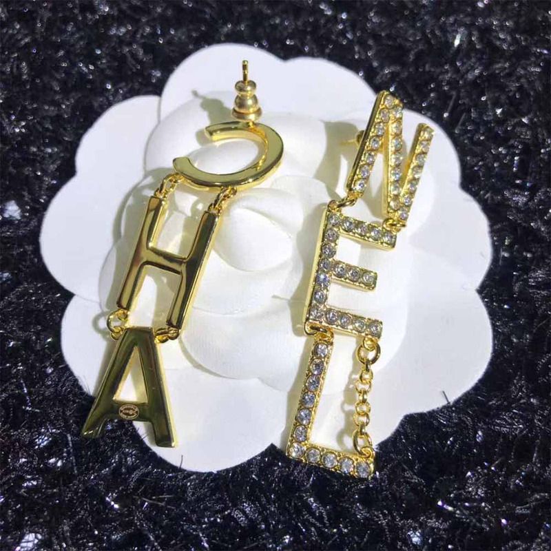 Chane1 Diamantes Letter Earrings Gold