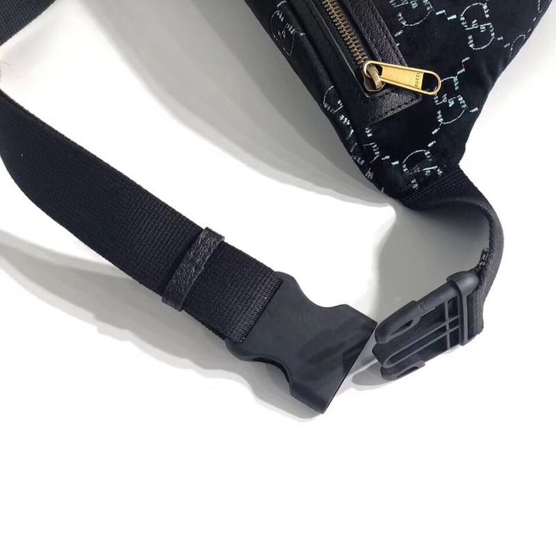 g*u*i V*t*ngg velvet belt bag