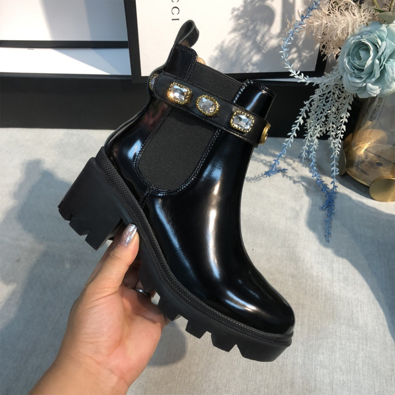 G*u*i leather ankle boot with belt