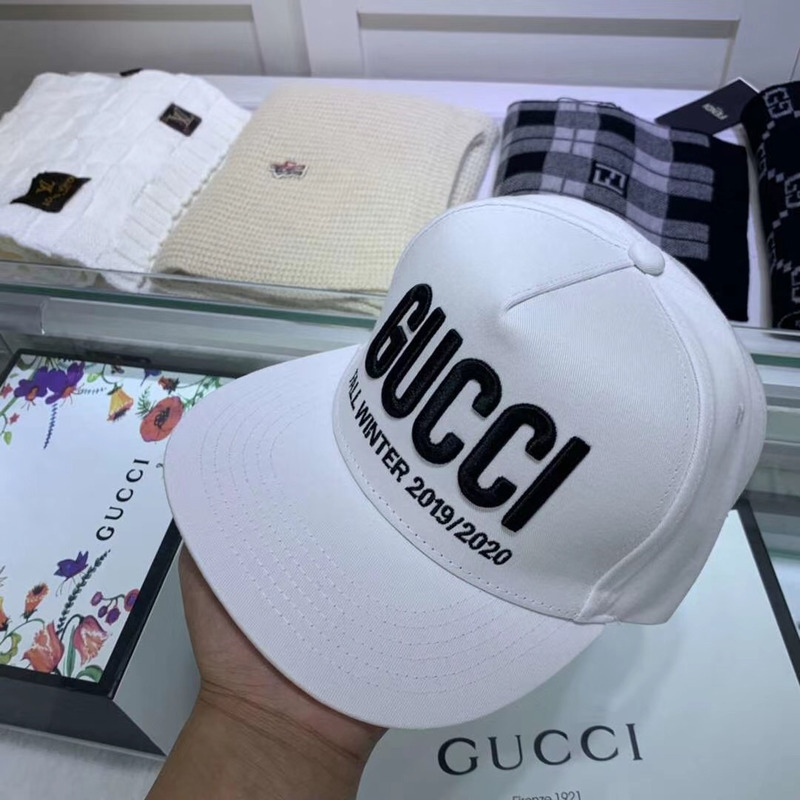 G*u*i baseball hat in white