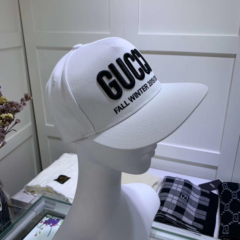 G*u*i baseball hat in white