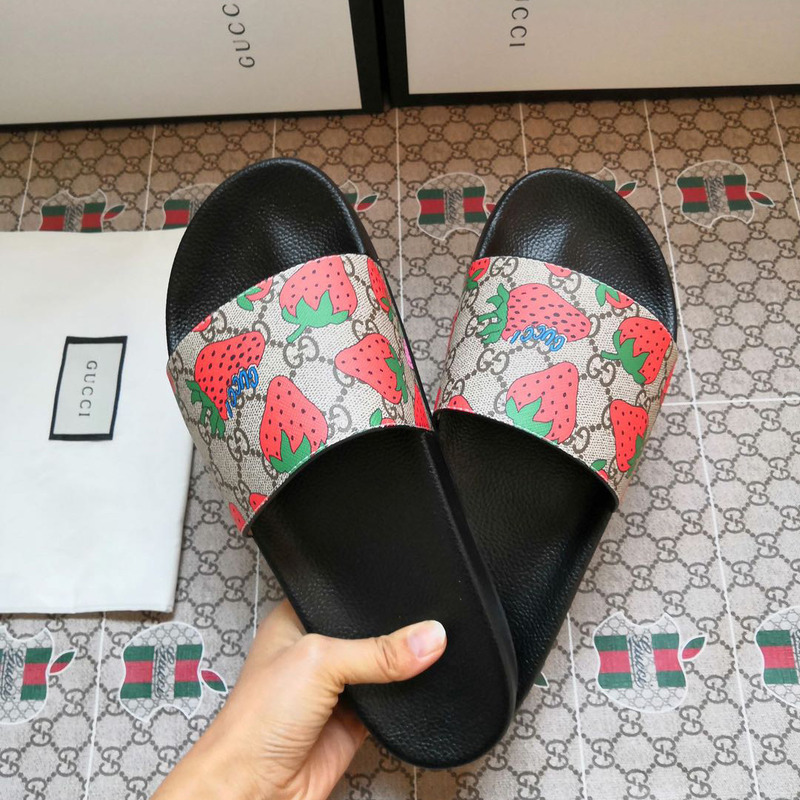 G*u*i strawberry slide sandal