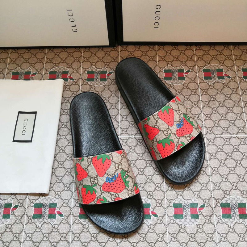 G*u*i strawberry slide sandal