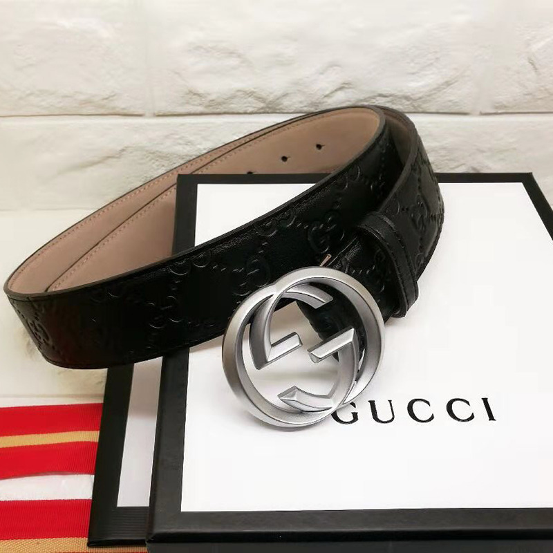 G*u*i signature belt with silver buckle