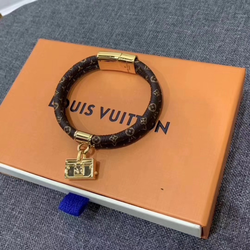 l**is V*t*n monogram bracelet