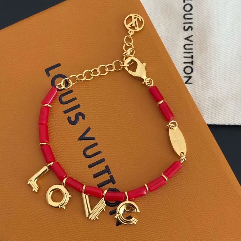 l**is V*t*n love bracelet