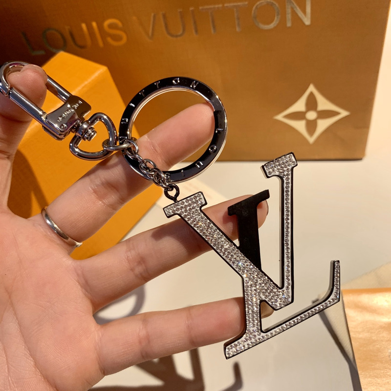 l**is V*t*n initiales key holder