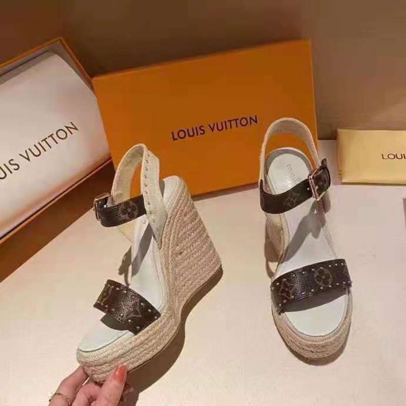 l**is V*t*n white sandal