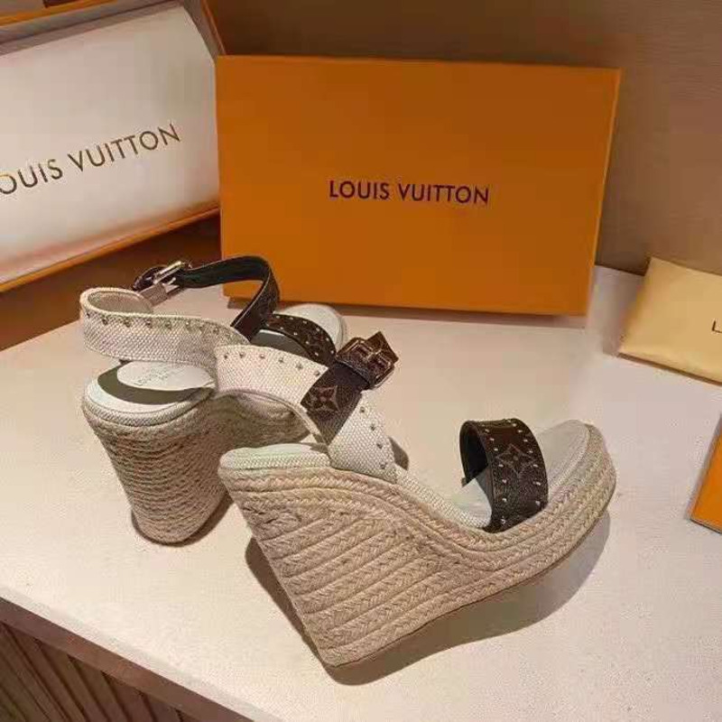 l**is V*t*n white sandal