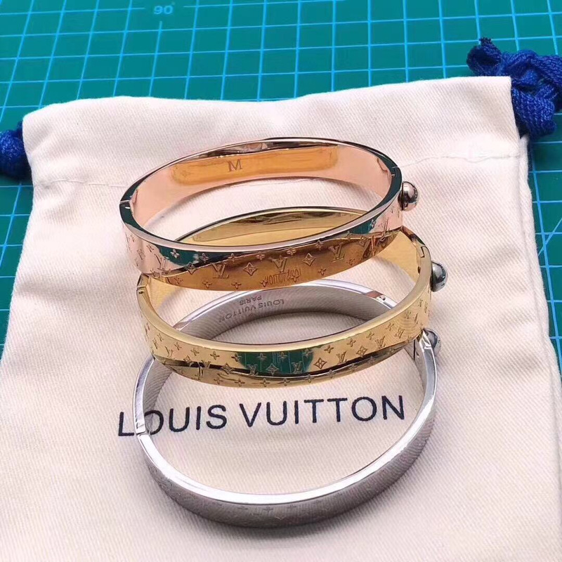 l**is V*t*n monogram bracelet