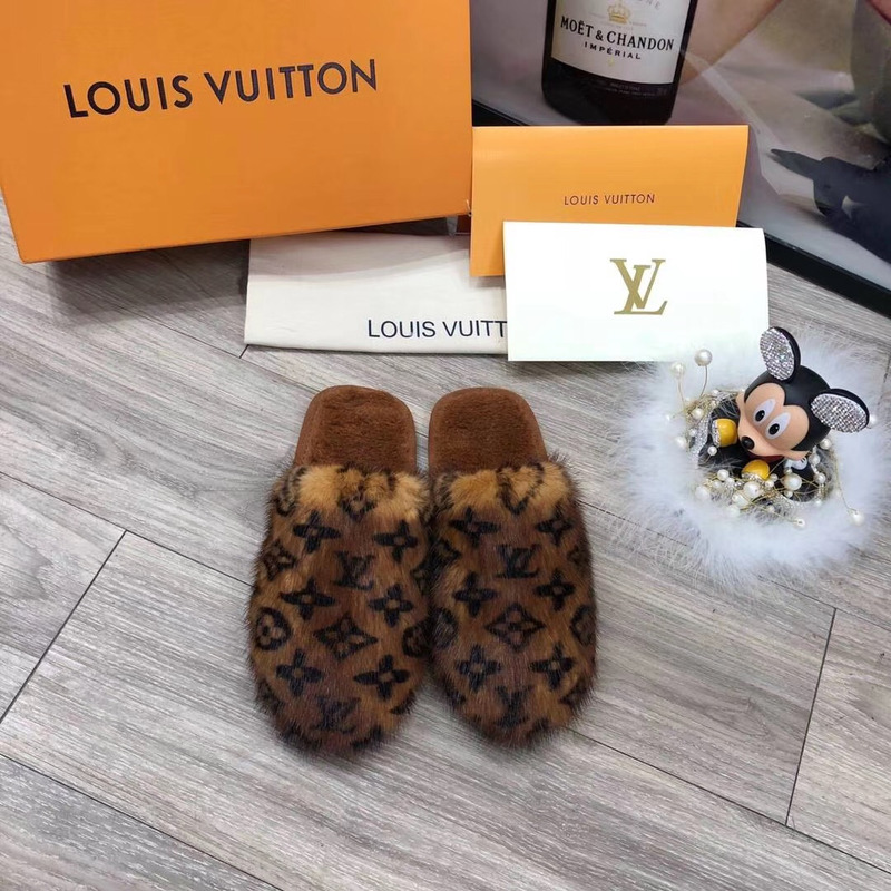 l**is V*t*n plush slippers