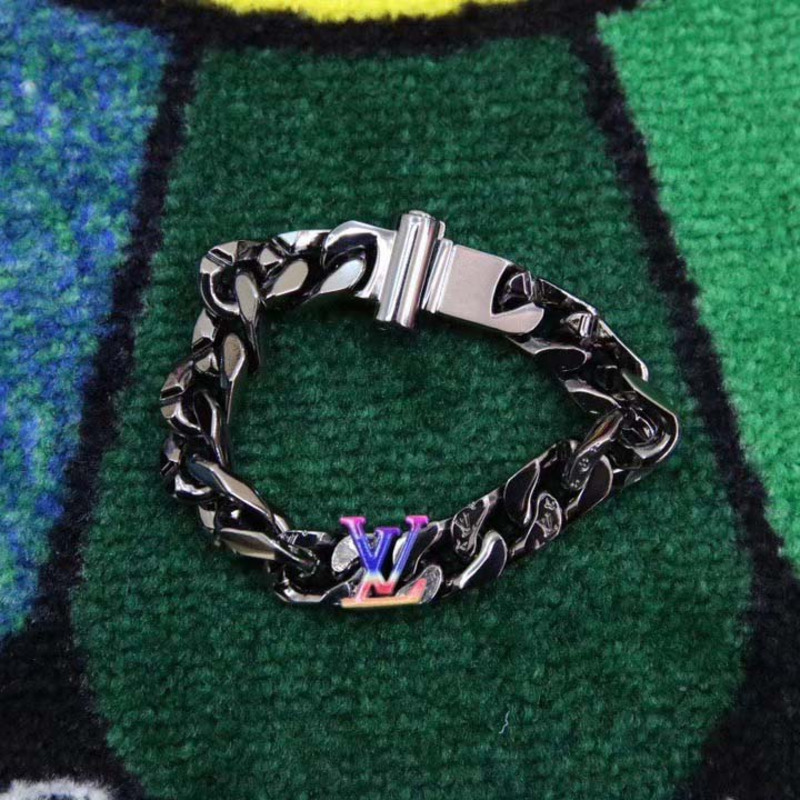 l**is V*t*n chain bracelet