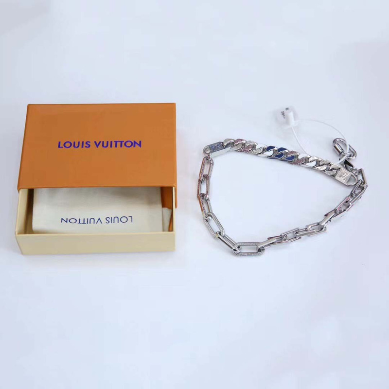 l**is V*t*n chain necklace