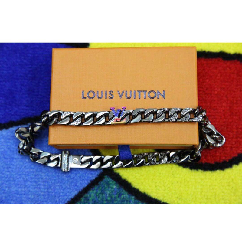 l**is V*t*n chain necklace