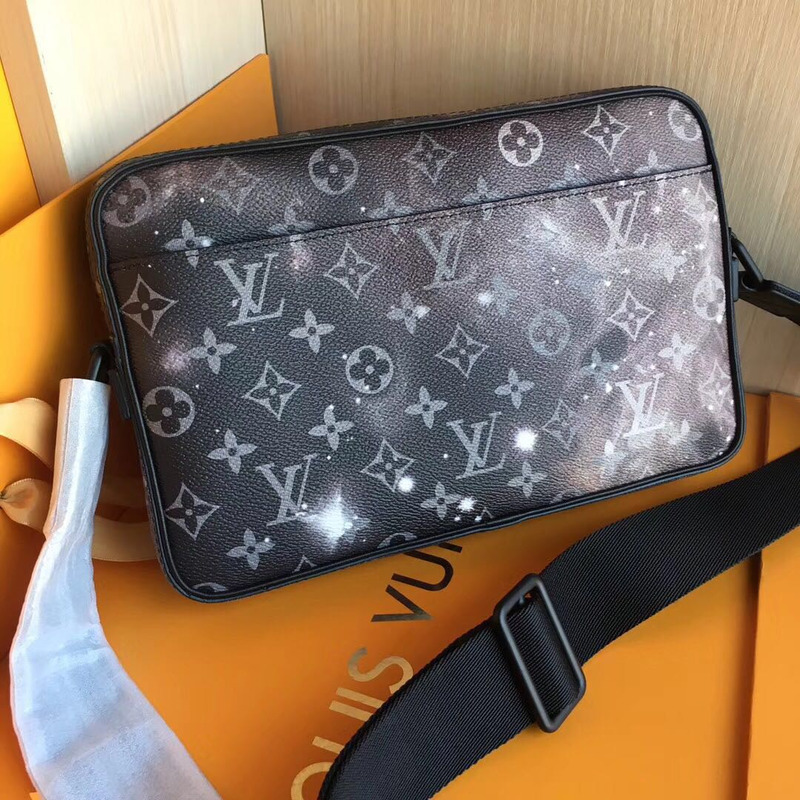 l**is V*t*n alpha messenger bag