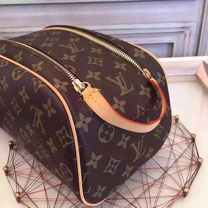 l**is V*t*n king size toletry bag m47528