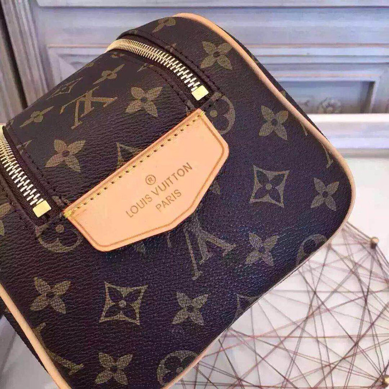 l**is V*t*n king size toletry bag m47528