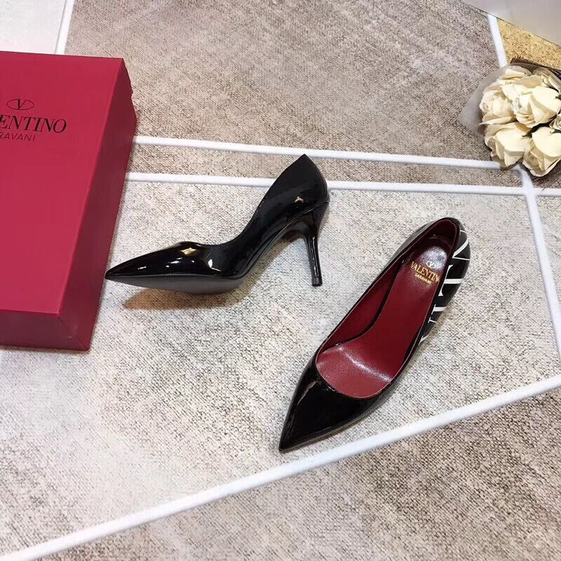 Valentino Garavani patent pump with VLTN logo